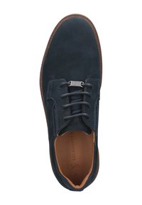 Chaussure en suède bleu foncé avec un bout rond, texture douce, semelle marron contrastante et accent en métal sur les lacets. L'intérieur présente une doublure beige.