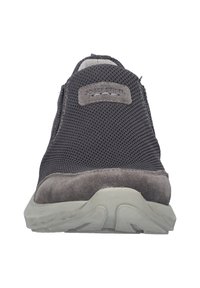 Dunkelgrauer Slipper mit Obermaterial aus Mesh-Gewebe und Wildlederakzenten. Verfügt über eine gepolsterte Sohle und strukturierte Details für Grip und Komfort.