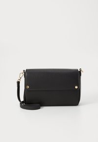Borsa a tracolla nera in finta pelle con chiusura a pattina, accenti dorati e tracolla rimovibile. Superficie testurizzata con cuciture a contrasto.