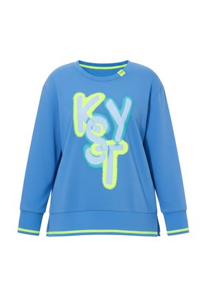 Modrá mikina s dlouhým rukávem s neonově žlutými a světle modrými grafickými písmeny tvořícími nápis "KOST", zdobená neonovými pruhovanými manžetami a lemem.