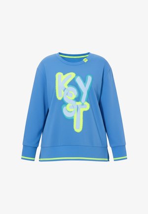 Modrá mikina s dlouhým rukávem s neonově žlutými a světle modrými grafickými písmeny tvořícími nápis "KOST", zdobená neonovými pruhovanými manžetami a lemem.