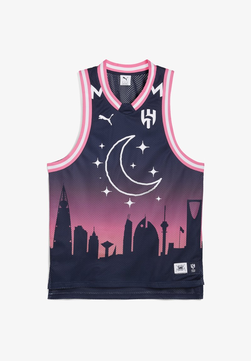 Basketbollströja i marinblå nätstoff med rosa detaljer, har en halvmåne och stjärnor, grafik av stadssilhuett, logotyp nära fållen, ärmlös design.