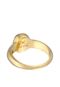 Guldpläterad ring med en slät, rundad band och ingraverad logotyp samt en polerad svart stensättning. Enkel och modern design.