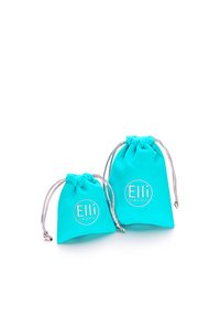 Două bagaje din material turcoaz cu șnur, cu accente argintii, unul mai mare și unul mai mic, având logo-ul "Elli We Love Jewels."