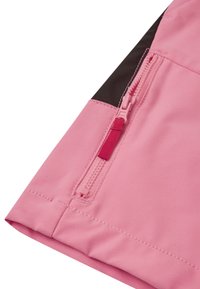 Tela rosa con una textura suave presenta un bolsillo con cremallera en la manga, acentuado con una sección oscura en la parte superior. Detalles de dobladillo cosido visibles.