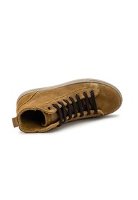 Barna velúr magas szárú sneaker sötétbarna fűzőkkel, strukturált felülettel, párnázott bokarésszel és gumitalppal. Könnyű felvételt segítő hurokkal rendelkezik.