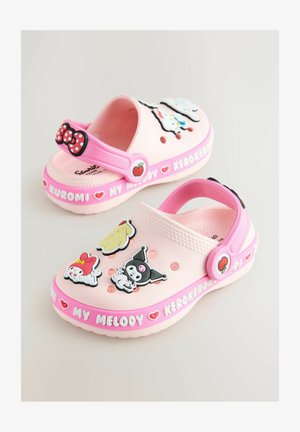 Rožinės guminės klumpės su įvairiomis animacinių personažų dekoracijomis, formuota konstrukcija ir užpakaline juosta, užtikrinančia tvirtą prisitaikymą.