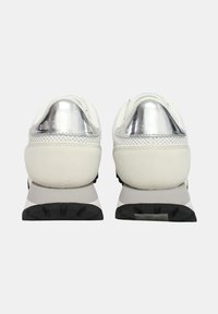 Scarpe da ginnastica bianche con un elegante accento argento al tallone, tessuti combinati di morbido mesh e suede, e una suola in gomma nera.