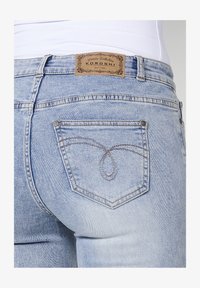 Kijelölve, azul cl light blue