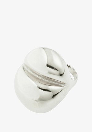 Gładki, błyszczący srebrny pierścionek w kształcie kwiatu tulipana z pętelkowym paskiem na białym tle.