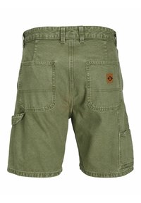 Bermudas de cargo en verde oliva hechas de una mezcla de algodón, con dos bolsillos traseros y un bolsillo lateral, con costuras decorativas y una etiqueta.