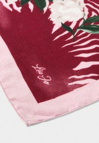 Sciarpa di seta con una base color maroon decorata con motivi floreali bianchi e verdi, bordata di un morbido rosa e firmata a mano.