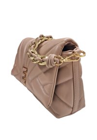 Borsa a mano in pelle rosa puffosa con motivo trapuntato, manico a catena in tono dorato e dettaglio di chiusura decorativo. Texture morbida, forma compatta.