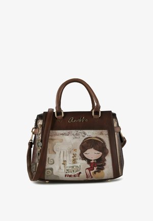 Bolso de mano sintético marrón con diseño de niña en dibujo animado, detalles en dorado, doble asa superior y correa de hombro desmontable.