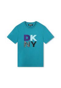 Camiseta de algodón en color verde azulado con cuello redondo, mangas cortas y un logo bordado de DKNY en morado, azul claro y negro.