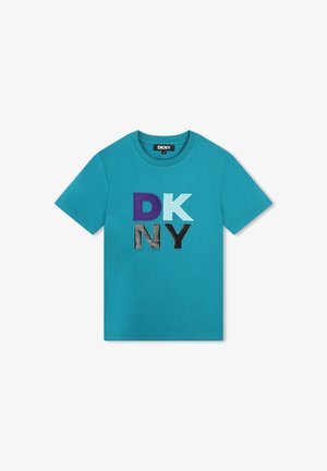Camiseta de algodón en color verde azulado con cuello redondo, mangas cortas y un logo bordado de DKNY en morado, azul claro y negro.