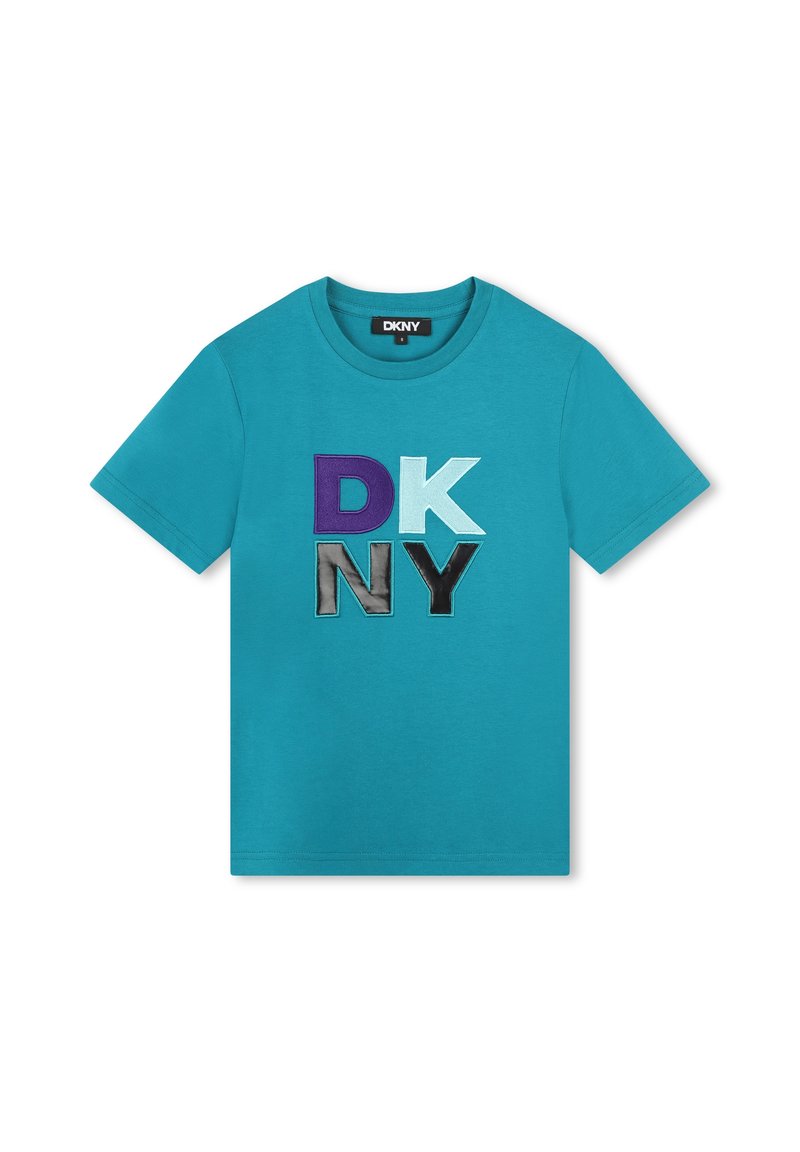 Camiseta de algodón en color verde azulado con cuello redondo, mangas cortas y un logo bordado de DKNY en morado, azul claro y negro.