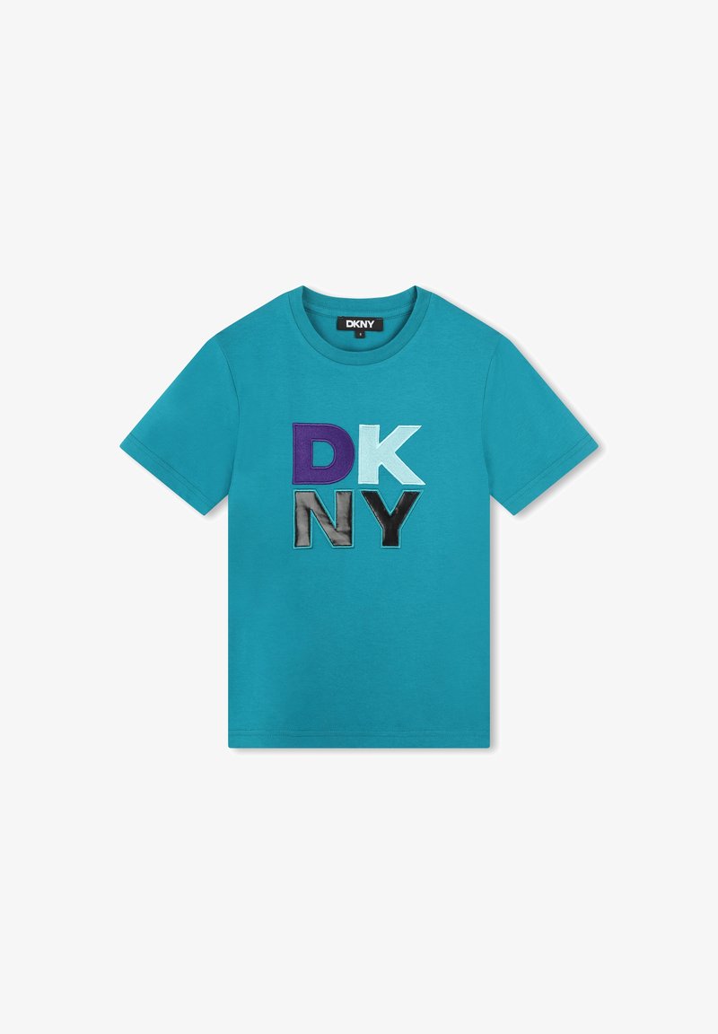 Camiseta de algodón en color verde azulado con cuello redondo, mangas cortas y un logo bordado de DKNY en morado, azul claro y negro.