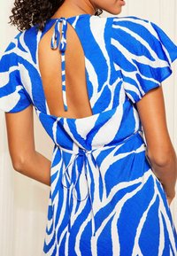 Friends Like These FLUTTER SLEEVE TIE BACK REGULAR FIT - Rochie de zi - blue