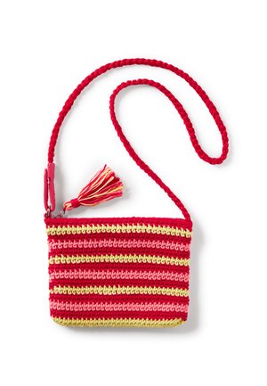 Borsa a tracolla all'uncinetto con motivo a righe rosse e rosa e dettagli gialli. Presenta una tracolla intrecciata e un dettaglio con frange.
