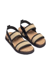 Zwarte en tan sandalen met twee brede stoffen banden met zigzagpatronen, een gevoerde kurken voetbed en een rubberen zool met decoratieve studs.