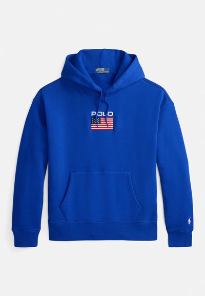 Blå bomullsgenser med hette, frontlomme med glidelås, snor i hetten, og brodert "POLO"-logo over et flaggdesign på brystet.