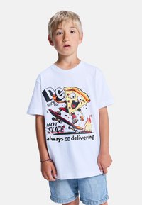 Weißes Baumwoll-T-Shirt mit einem bunten Grafikdesign eines Pizzastücks, das auf Skates fährt, und auffälligem Text, der "DC Shoe Co. Hot Slice Always Delivering" liest.