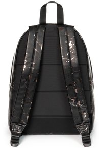 Zwarte rugzak met een gevoerde, textuurlijke achterkant, voorzien van glanzende schouderbanden met een gemarmerd patroon. Verstelbare schouderbanden en een bovenhandvat voor het dragen.