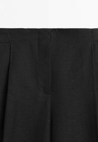 Pantaloni neri sartoriali a vita alta con davanti piatto e dettaglio di cintura nascosta.