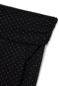 Tessuto nero con un motivo texturizzato e piccoli punti argento lucidi. La parte superiore presenta un dettaglio di design arricciato.