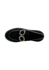 Mocassino in velluto nero con punta arrotondata, dotato di una decorazione in catena metallica con strass sulla parte superiore. Suola in gomma liscia.