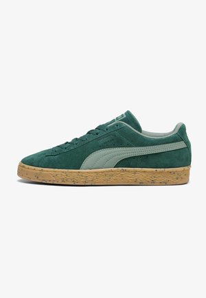 Zielone zamszowe sneakerki z teksturowaną gumową podeszwą, z jaśniejszym zielonym skórzanym paskiem i dopasowanymi sznurówkami w niskiej wersji.