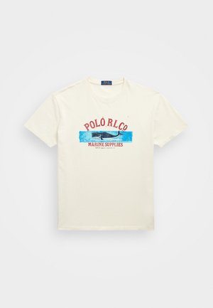 Kremowy t-shirt z krótkim rękawem z czerwonym tekstem "POLO RL CO,", niebieskim prostokątem i czarną grafiką wieloryba na środku, oznaczony jako "Marine Supplies."