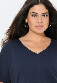 Ulla Popken DECORATIVE SEAM TEE - Jednoduché tričko - marine