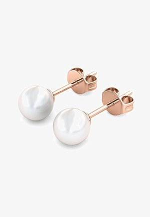Boucles d'oreilles à clous en plaqué or avec de grandes perles blanches rondes, surface lisse, montées sur un tige fine avec un dos sécurisé.