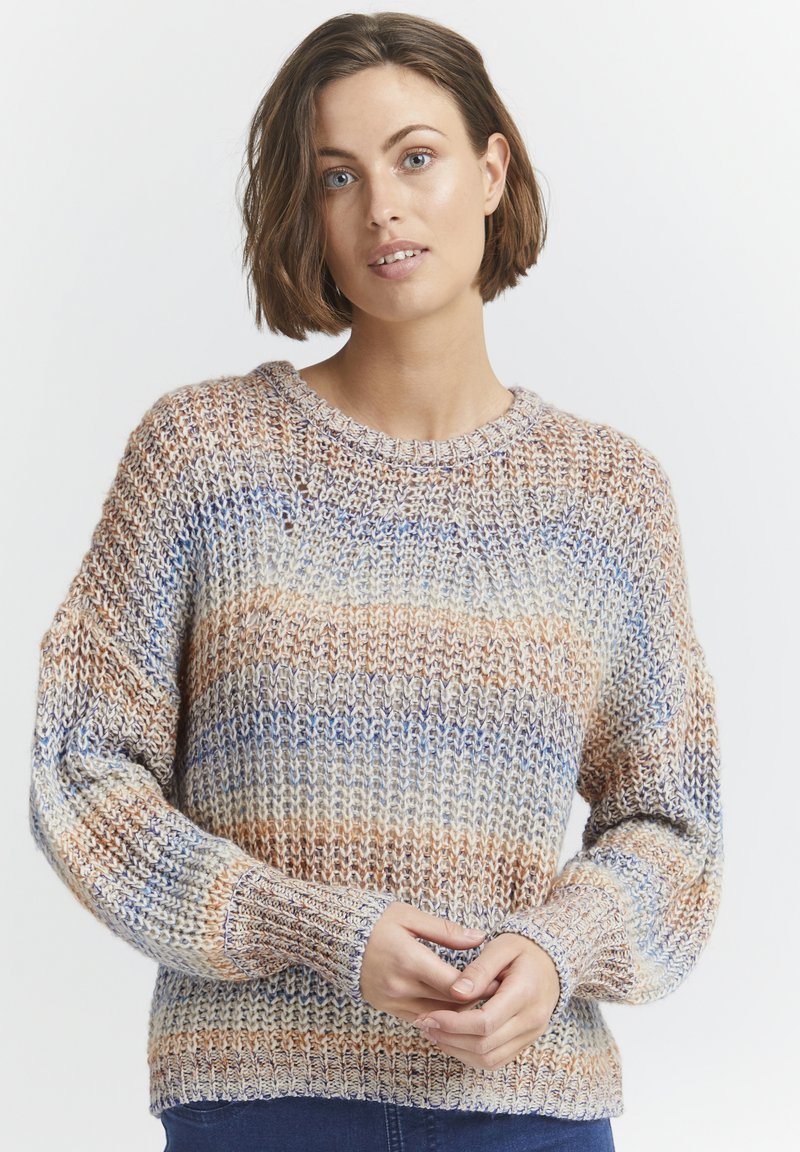 Strickpullover aus weicher Wolle mit einem Mix aus beigen, blauen und orangen Streifen. Runder Ausschnitt und gerippte Bündchen sorgen für strukturierte Details.