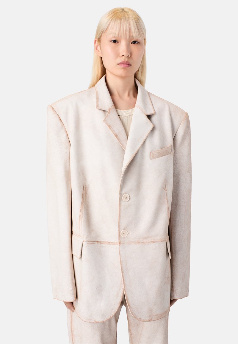 Beige taillierter Blazer mit ausgeprägten Schultern, Reverskragen, zwei Knöpfen und einer Fronttasche. Hergestellt aus glattem, strukturiertem Material mit kontrastierenden Nähten.