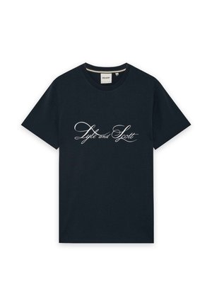 T-shirt nera a maniche corte con scollo rotondo e scritta bianca in corsivo "Lyle and Scott" centrata sul davanti.