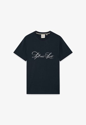 T-shirt nera a maniche corte con scollo rotondo e scritta bianca in corsivo "Lyle and Scott" centrata sul davanti.