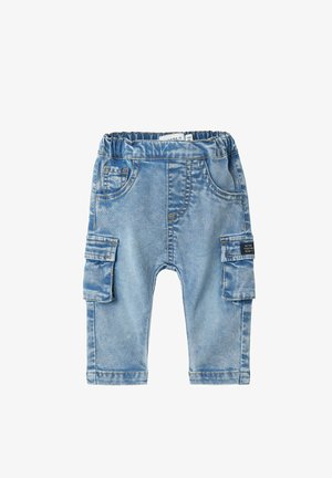 Pantalons cargo en denim bleu clair avec une taille élastique, deux poches latérales et une poche cargo. Présente des coutures visibles et une texture lisse.