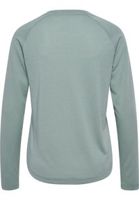 Langärmliges Shirt aus hellgrünem Stoff, mit einem strukturierten Design und abgerundetem Saum. Die Rückansicht zeigt Raglanärmel und einen Rundhalsausschnitt.