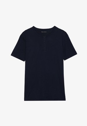 Tricou bleumarin cu mânecă scurtă, cu guler rotund, având un închizător cu trei nasturi și fabricat din bumbac neted. Design simplu, uniform.