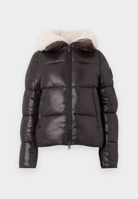 Korte zwarte pufferjack met een ritssluiting aan de voorkant, twee drukknopzakken en een witte fleece-gevoerde capuchon.