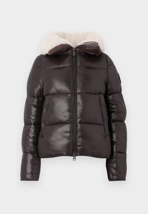 Lyhyt musta puffatakkia, jossa on etuvetoketju, kaksi napillista taskua ja valkoinen fleecevuorattu huppu.