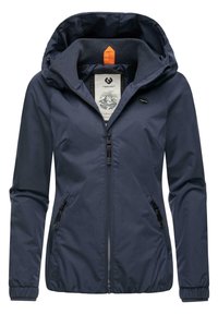 Veste imperméable bleu marine avec fermeture éclair sur le devant, capuche ajustable, deux poches latérales zippées et poignets élastiques. Présente une doublure intérieure en polaire.