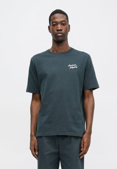 Dunkelblaues Baumwoll-T-Shirt mit Rundhalsausschnitt und kurzen Ärmeln, mit weißem gesticktem Logo "Maison Kitsuné" auf der linken Brust.
