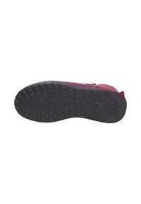 Scarpa rossa con una suola in gomma nera texturizzata, dotata di un battistrada pattern per una migliore aderenza. La parte superiore mostra segni di usura e dettagli di cucitura.