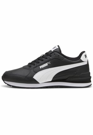 Zapatilla Puma en blanco y negro con diseño de cordones, rayas blancas con el logo de Puma en los lados y suela acolchada para uso deportivo.