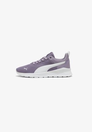 Baskets athlétiques en maille violette avec logo Puma blanc et semelle blanche épaisse, vues de profil sur fond blanc.