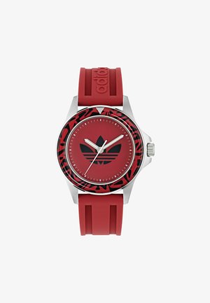 Czerwony zegarek na silikonowym pasku z metalową srebrną kopertą, matową czerwoną tarczą i czarnym logo Adidasa, z wzorzystą czarną i czerwoną bezele.